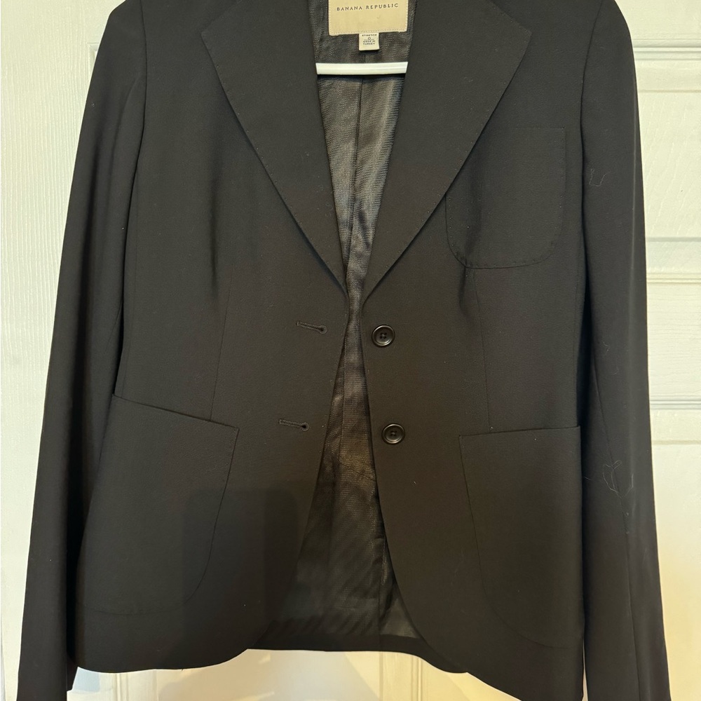 Two piece Banana Republic Suit. Blazer is a size 0 and pants Sz 2. Worn once.